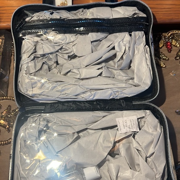 Juicy Couture large gold weekender makeup bag - Picture 3 of 4